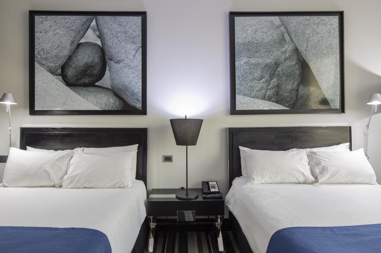 Wyndham Santiago Pettra Hotel Exterior photo A room at the Hilton Garden Inn