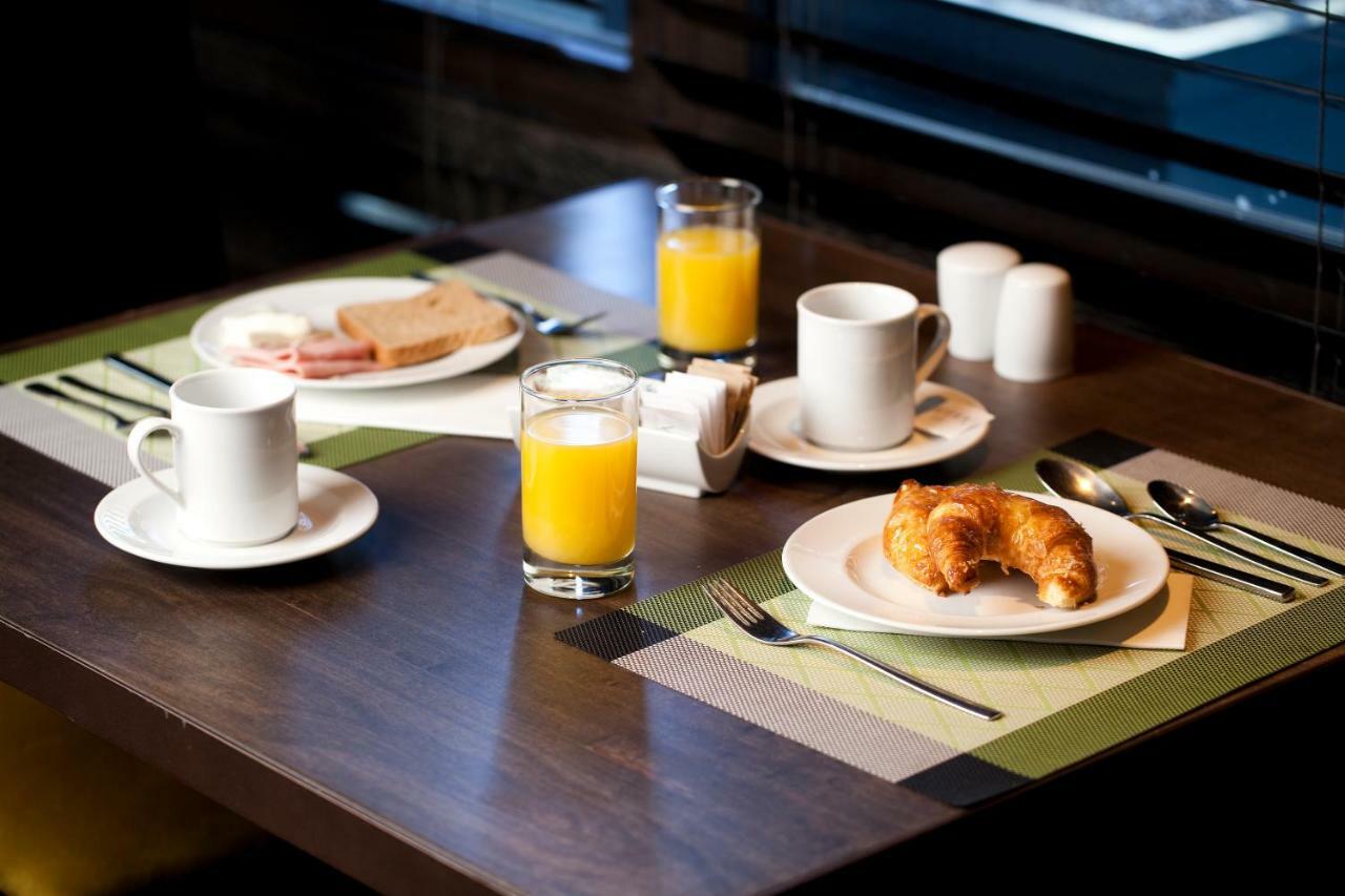 Wyndham Santiago Pettra Hotel Exterior photo A continental breakfast